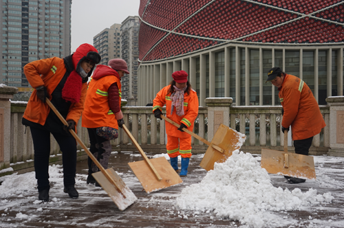 武汉启动融雪防冻应急预案 撒融雪剂145吨铺草袋2