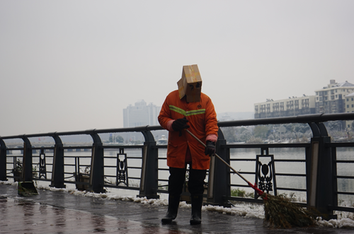 武汉启动融雪防冻应急预案 撒融雪剂145吨铺草袋2