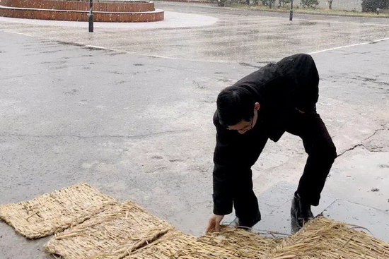 快速高效：防滑草袋带给你所需的速度和控制力