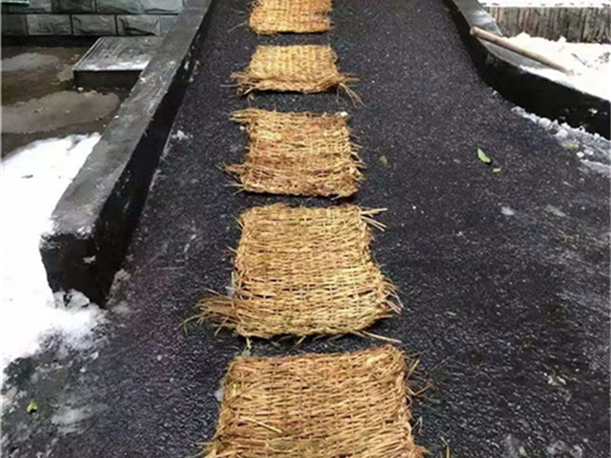 防汛草袋可以在降雨季节减少城市内涝问题