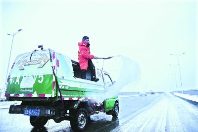 昨日8时30分,洪山城管局机扫队的队员在野芷湖大桥撒盐化雪 记者周超 摄(信息来源:雷霓雰) 昨日8时30分,洪山城管局机扫队的队员在野芷湖大桥撒盐化雪 记者周超 摄(信息来源:雷霓雰)
