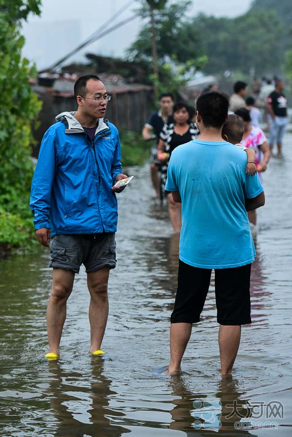 现场直击新乡暴雨:蔬菜大棚几乎没顶 收成要泡汤了